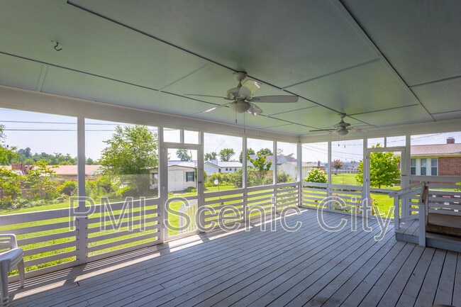 Building Photo - 8140 Holly Crest Dr