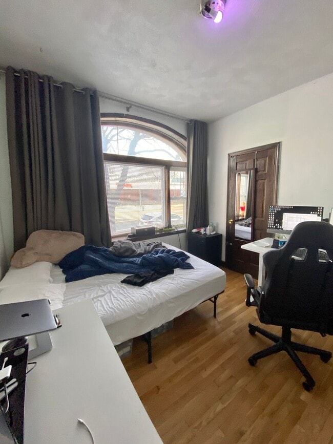 Building Photo - Awesome value four bedroom in Brookline