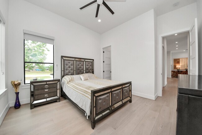 Building Photo - 5327 S Braeswood Blvd
