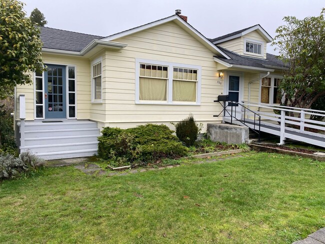Building Photo - Spacious Craftsman Home