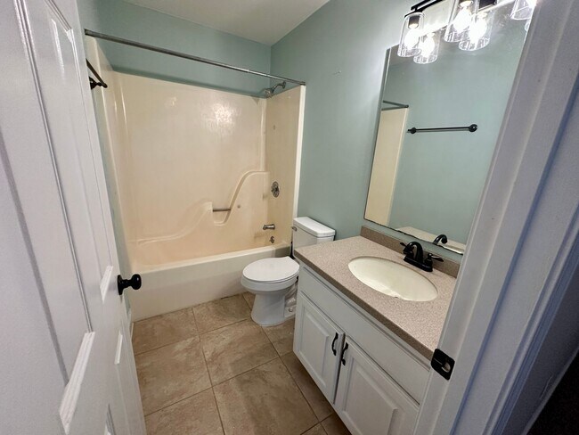 Building Photo - Beautifully Updated Townhome in the Heart of Clemson