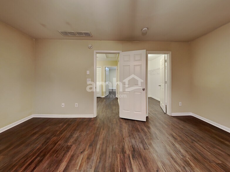 Building Photo - 2920 Mayfair Dr