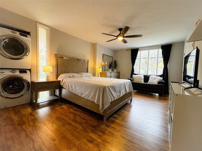 Building Photo - 637 S Ripple Creek Dr