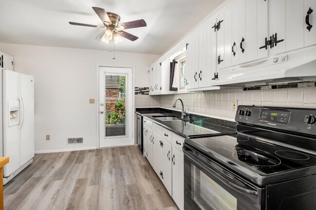 Building Photo - 2563 Beverly Hills Dr
