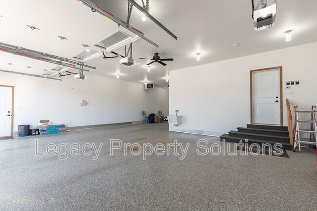 Building Photo - 527 Flint Dr