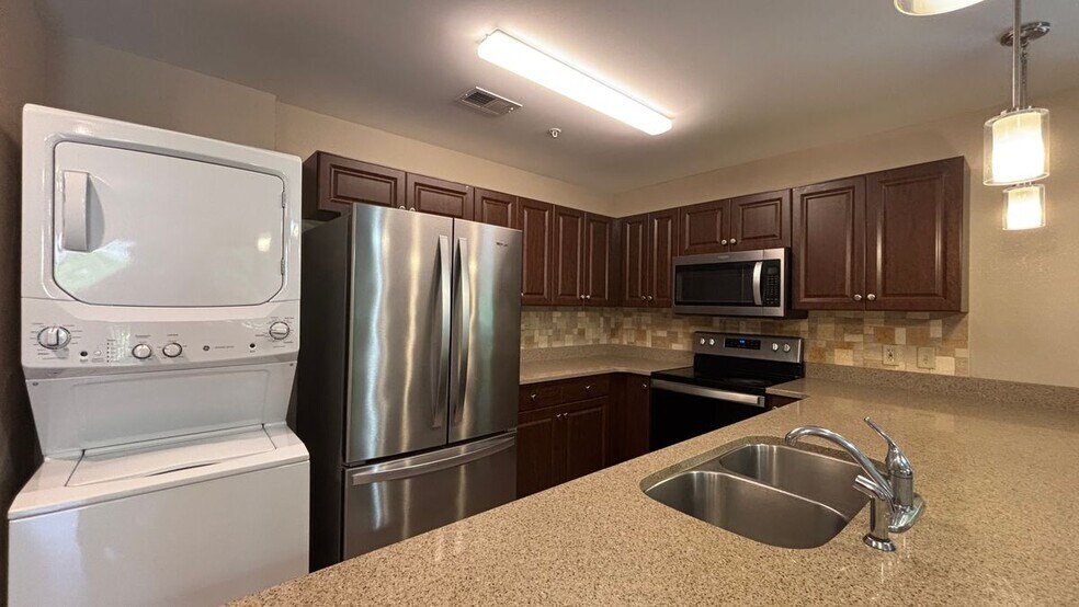 Building Photo - 121 Village Dr