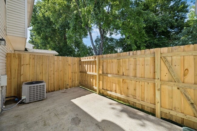 Building Photo - 354 Arapaho Dr