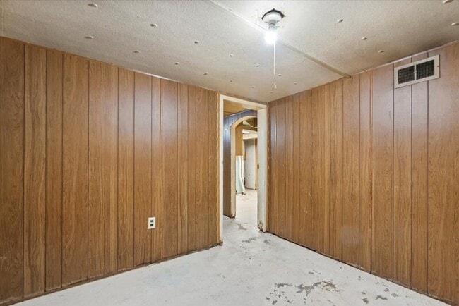 Building Photo - 1104 E Dewey Ave