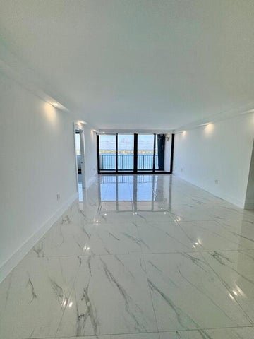 Building Photo - 5600 N Flagler Dr