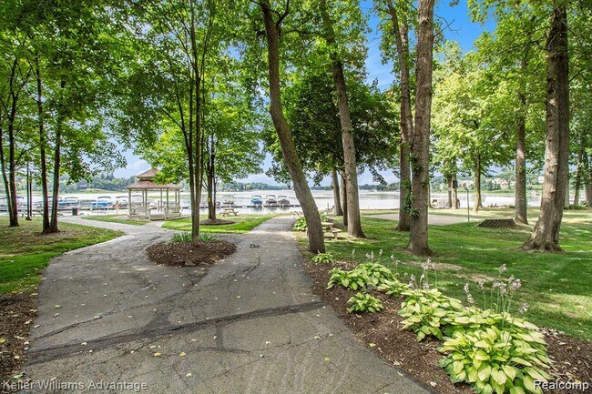 Building Photo - 130 Lakeshore Pointe Dr