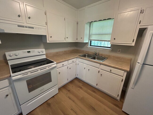 Building Photo - 3br 1.5 ba available now