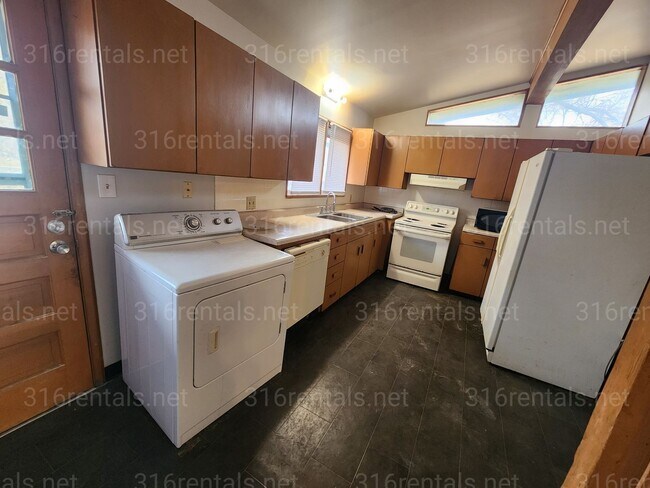 Building Photo - $1,699- 3 bedroom/ 2 bathroom Single Family Home