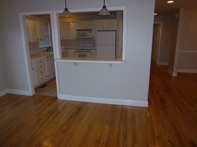 Building Photo - 3 Bedroom/2 Bath Home Jonesborough, TN