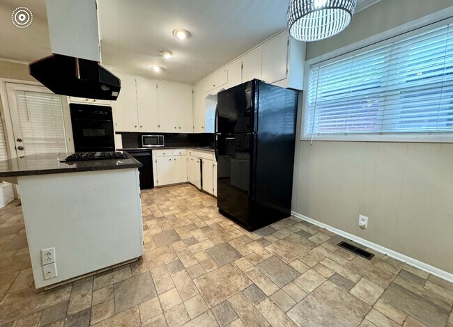 Building Photo - 3 Bed/2 Bath/2 Car Garage