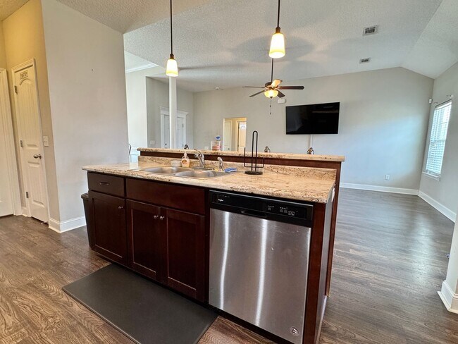 Building Photo - AVAILABLE OCTOBER 2025 [PET FRIENDLY]