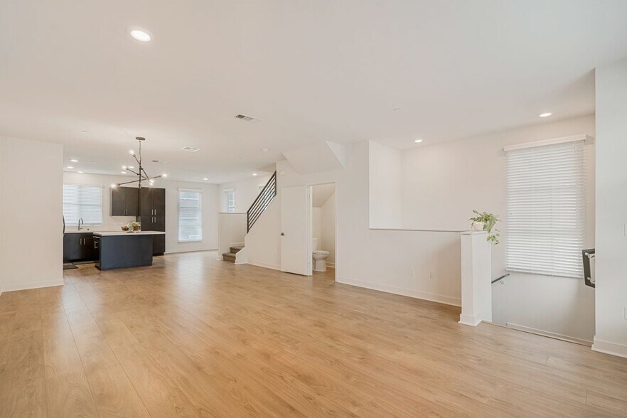 Building Photo - 2700 E Chaucer St