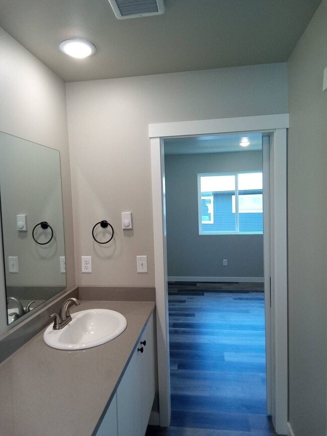 Building Photo - 3 Bedroom, 2.5 Bath in Blaine in Newer Nei...