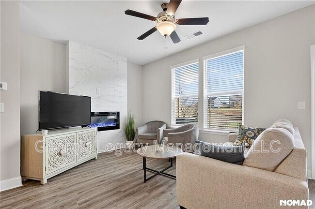 Building Photo - 110 Greenview Ct