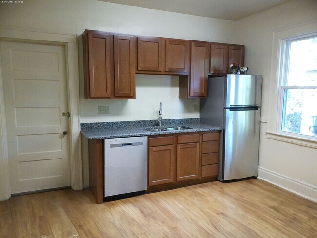 Building Photo - Second Floor 3 Bedroom Flat Available Augu...