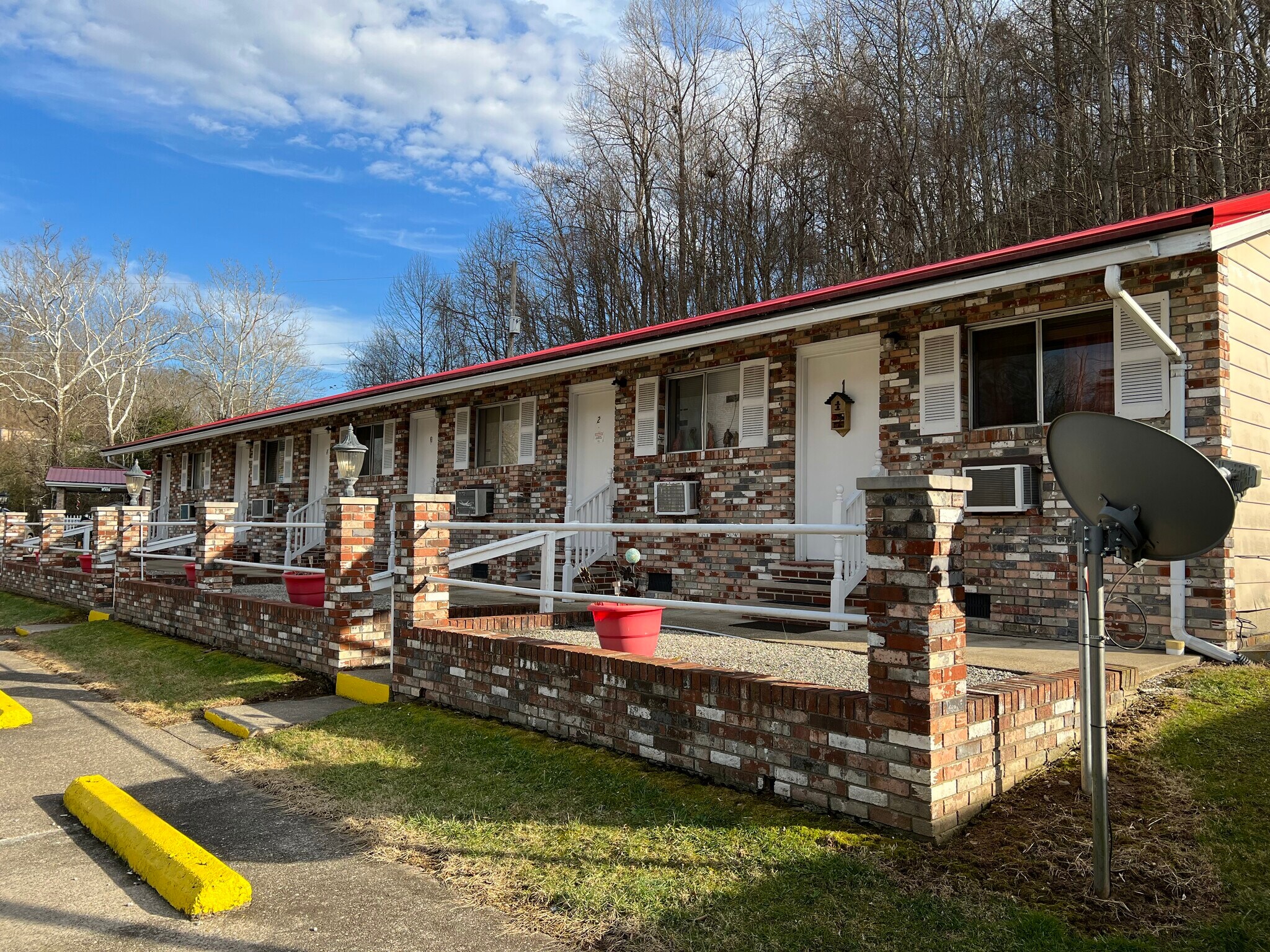 6 unit Building - 3499 E Trails End Rd