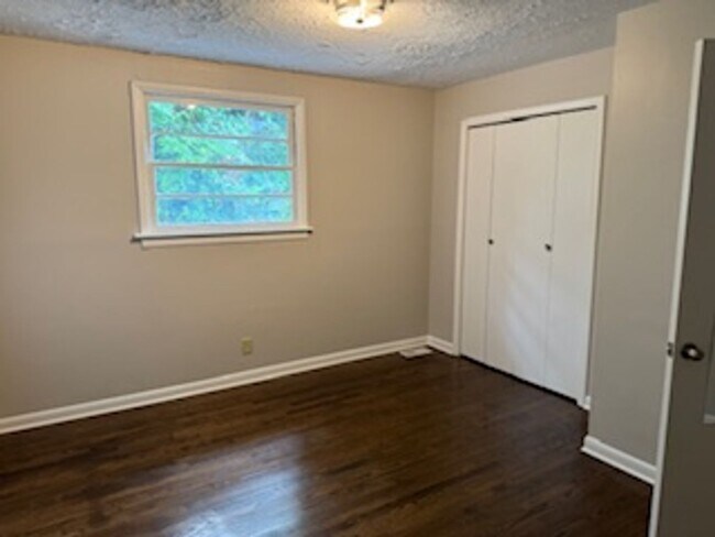 Building Photo - Newly Renovated Unit!