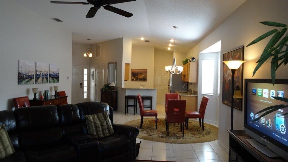 Living area towards kitchen/entrance - 979 West Skyview Crossing Drive