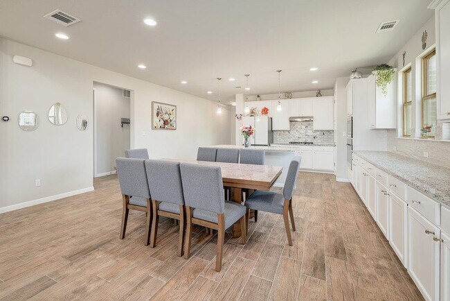 Building Photo - 1136 Almeria Bend