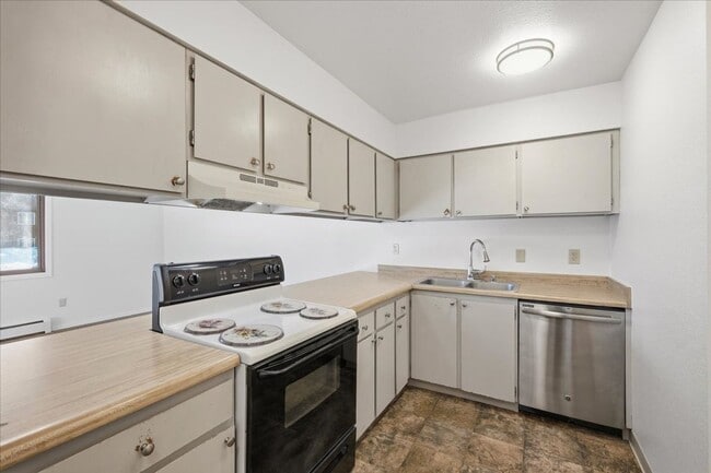 Building Photo - 900 N Wesglenn Cir