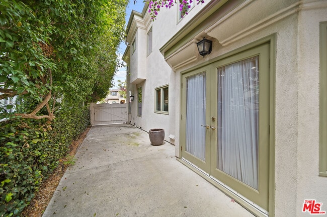 Building Photo - 248 S Swall Dr