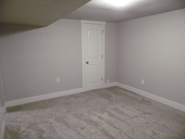 Building Photo - 2813 Henderson Dr