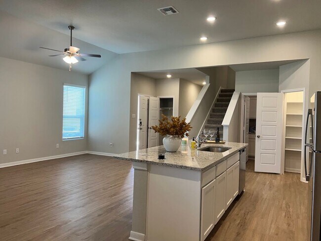 Building Photo - Want luxury living in the Far West ...Look no further...Amanda Park is it!