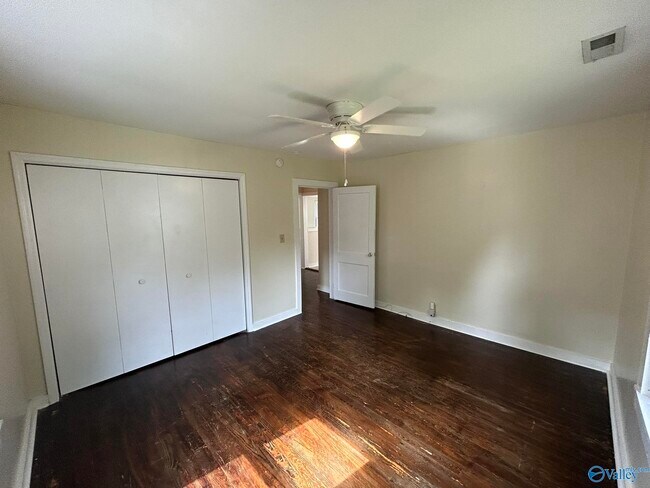 Building Photo - 1411 Halsey Ave NE