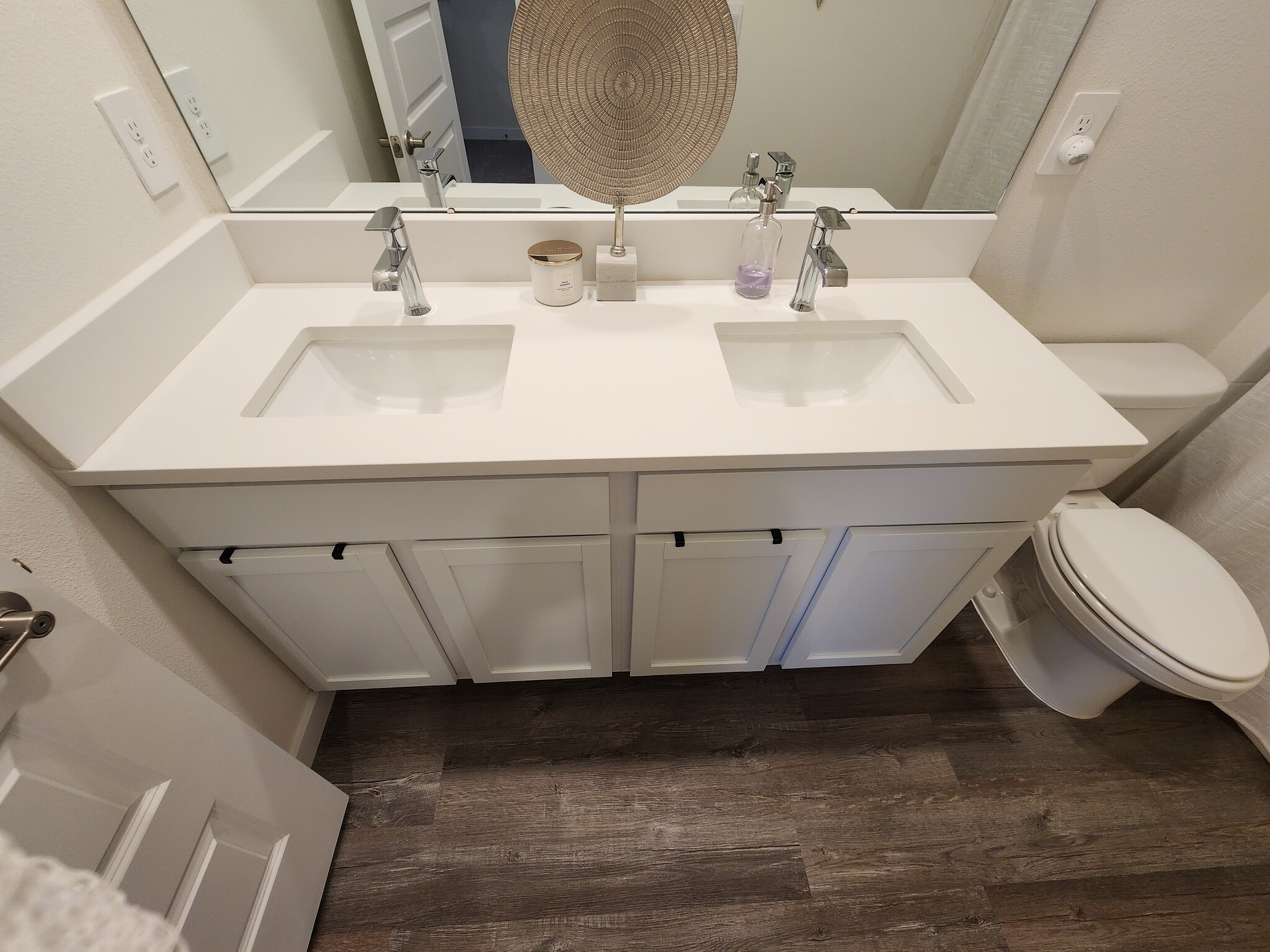 Upstairs guest bath - 17020 Barnwood Pl