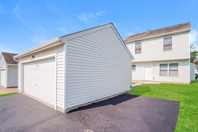 Building Photo - 1852 Meadowlawn Dr