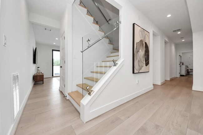 Building Photo - 5327 S Braeswood Blvd