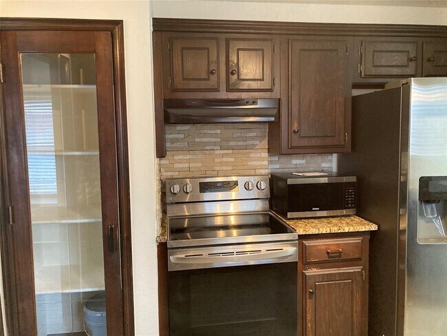 Building Photo - 405 Rhoades Ct