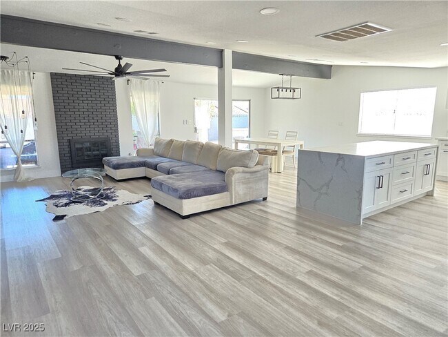 Building Photo - 1405 Termas