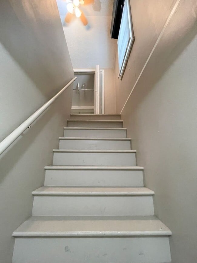 Building Photo - Cute 3 Bed 1 Bath McPherson Home in Good N...