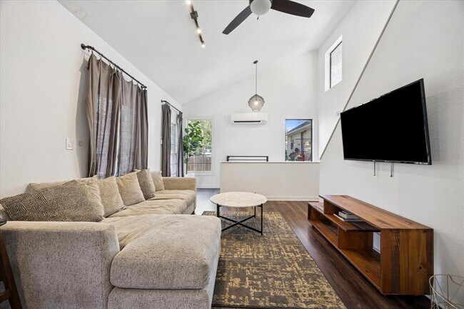 Building Photo - 604 Pressler St