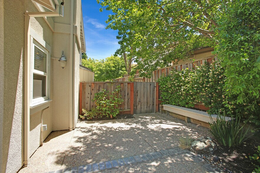 Building Photo - 706 Endsliegh Ct