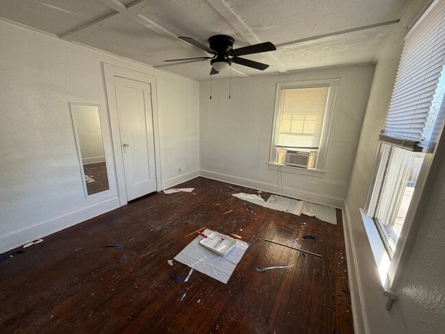 Building Photo - Spacious Duplex