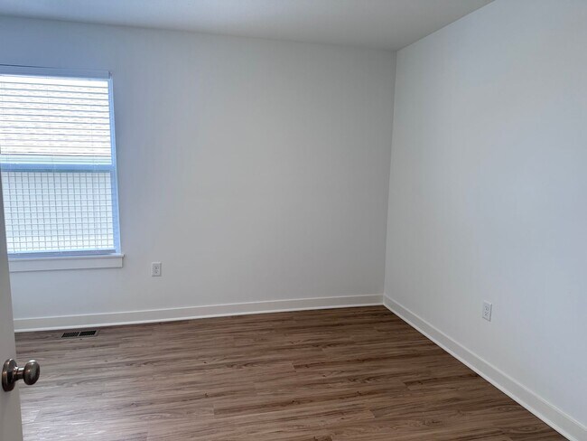 Building Photo - 4 Bed | 3 Bath | 1 Car Garage Duplex in Kansas City