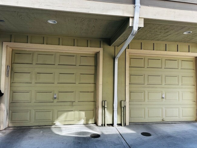 Building Photo - Modern 3BR | 2.5BA Townhome with Private T...