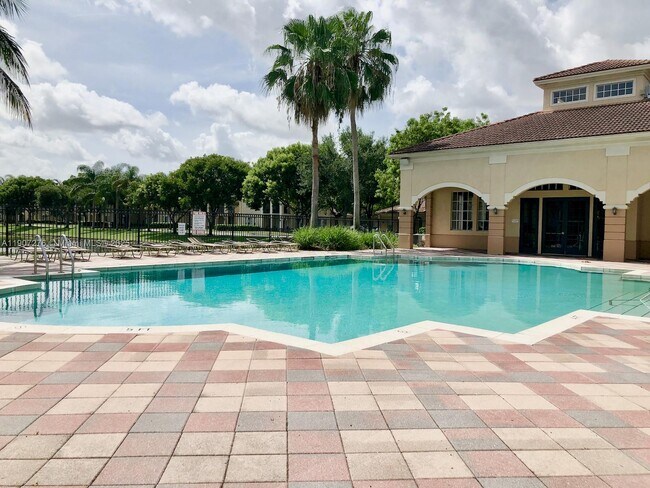 Building Photo - 2532 Centergate Dr