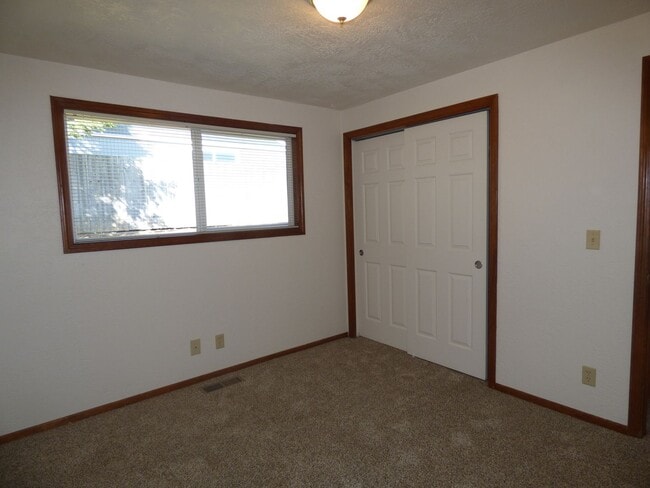 Building Photo - 2081 Elmwood Dr S