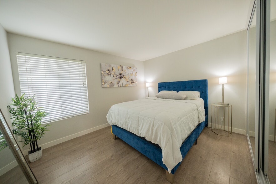 Building Photo - 15425 Sherman Way