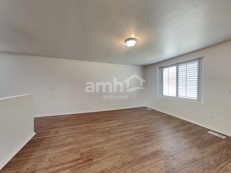 Building Photo - 4431 N Elsinore Ave
