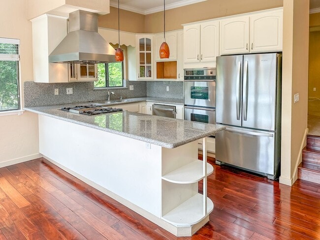 Building Photo - Beautiful Home in the Oakland Hills with v...