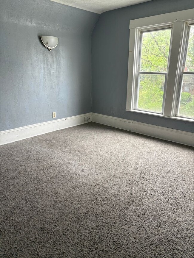 Building Photo - 3 Bedroom Single Family