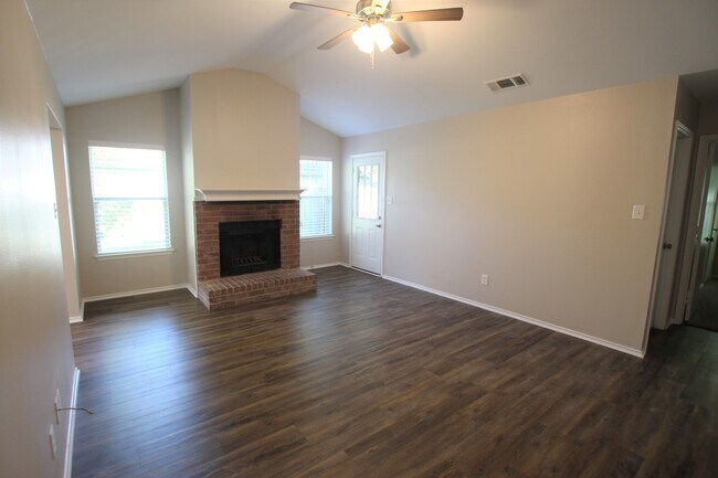 Building Photo - Coming Soon! Updated 3 Bedroom, 2 Bathroom home in Whitehouse ISD!